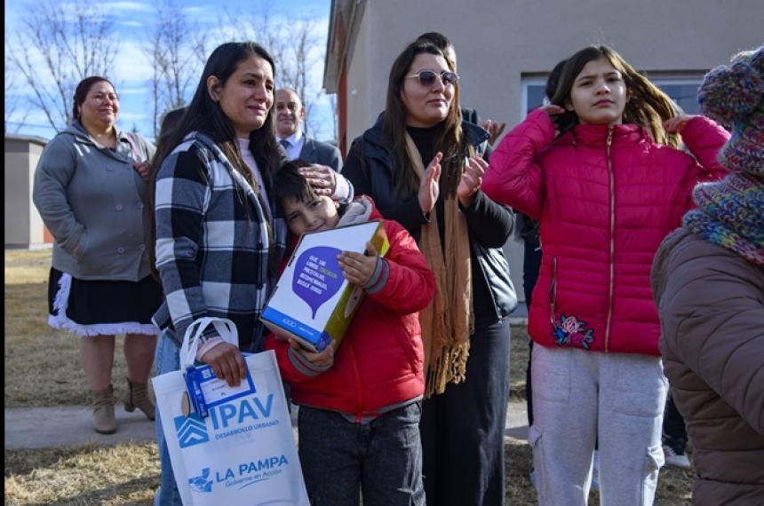 Entregaron 50 viviendas en Castex y anunciaron 25 maacutes