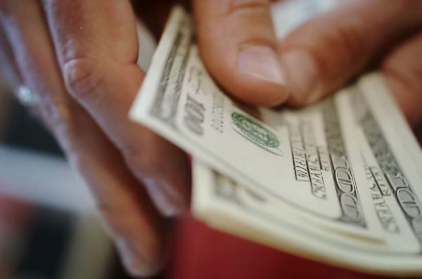 Los argentinos compraron casi USD 2000 millones y gastaron USD 770 millones con tarjeta en mayo