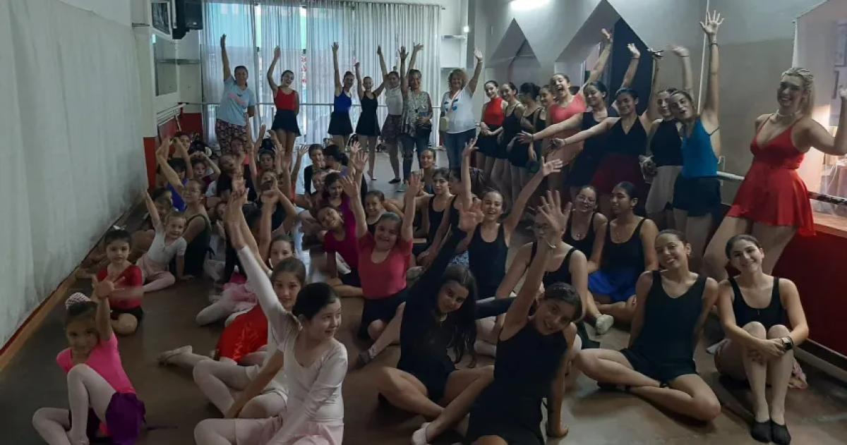Andrea Santamarina celebra 36 antildeos con la danza