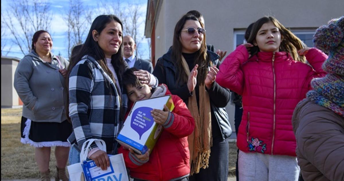 Entregaron 50 viviendas en Castex y anunciaron 25 maacutes