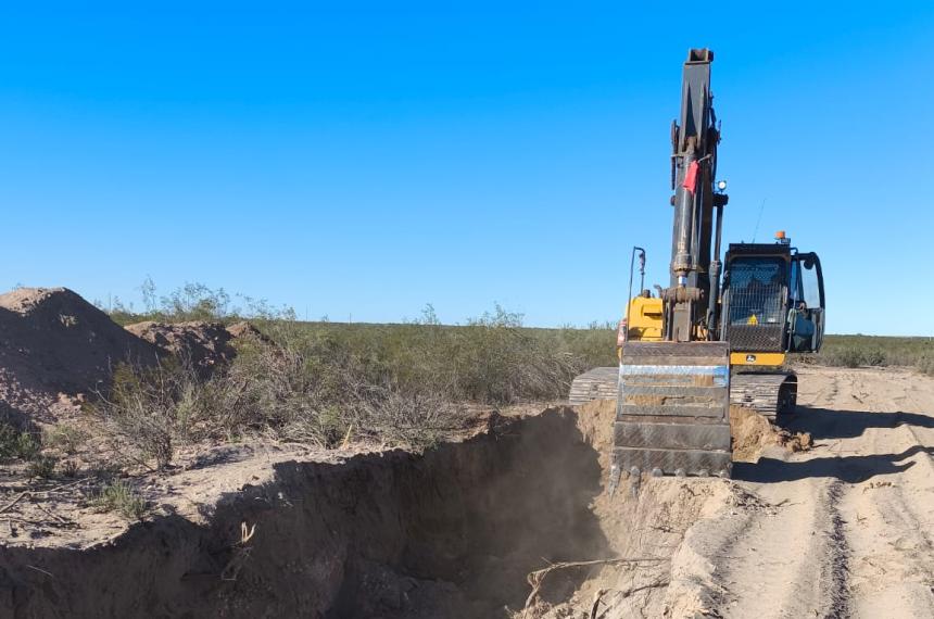 Realizaron trabajos de contencioacuten en el cauce del Atuel para proteger a Algarrobo del Aacuteguila