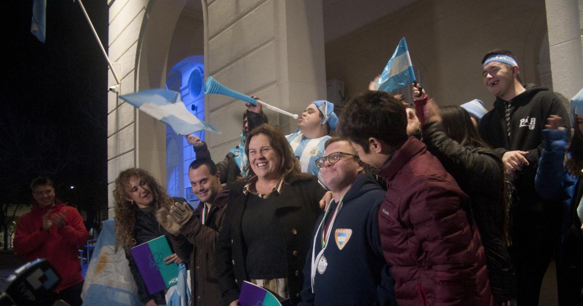 Recibimiento a pura emocioacuten para los subcampeones del mundo en baacutesquet inclusivo 