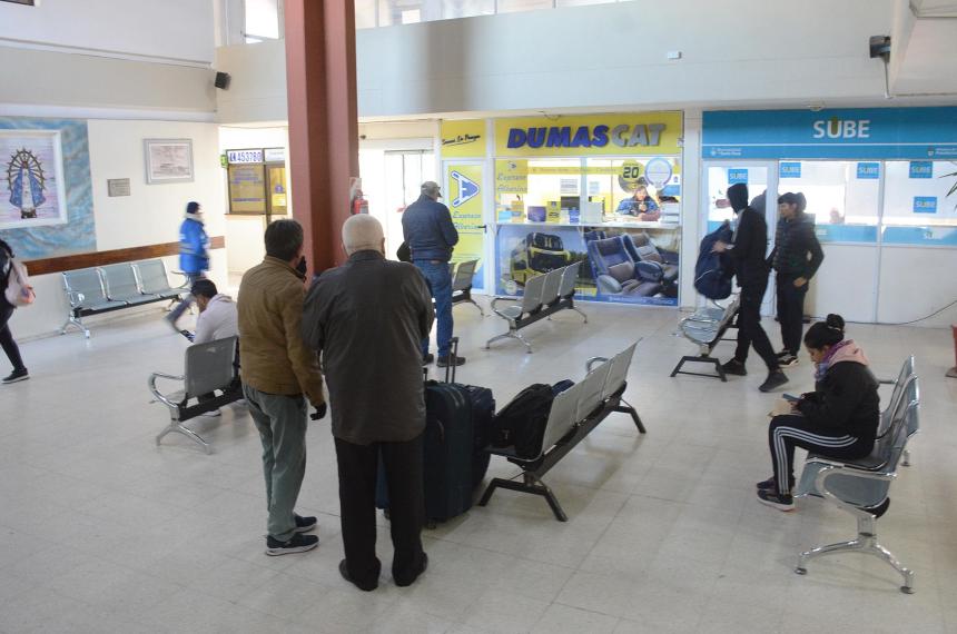 Friacuteo en la Terminal de Oacutemnibus- usuarios se quejan por la falta de calefaccioacuten