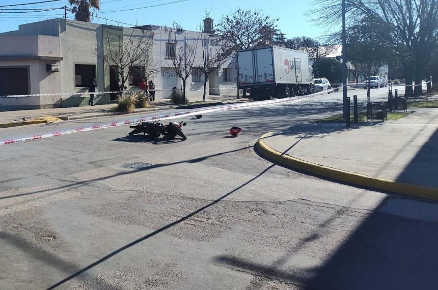 Tragedia en Quemuacute- murioacute una motociclista al chocar con un camioacuten