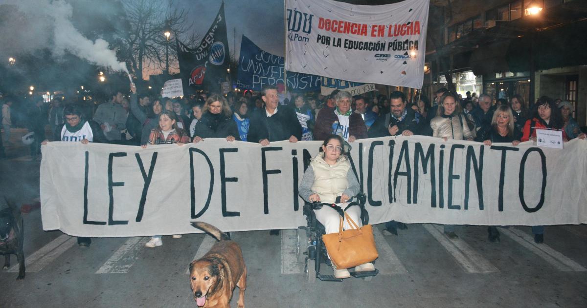 La defensa del futuro y las oscuridades del petroacuteleo