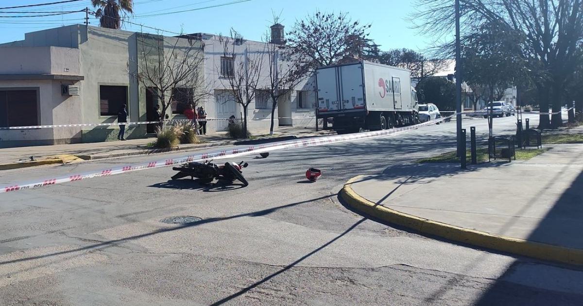 Tragedia en Quemuacute- murioacute una motociclista al chocar con un camioacuten