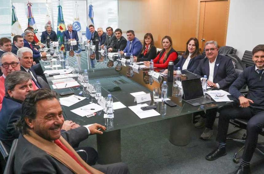 Economiacutea recibioacute a las provincias pero no hubo acuerdo sobre un nuevo reparto de fondos