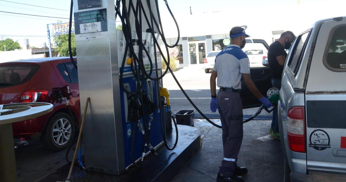 YPF aumentoacute el combustible 6-en-porciento- y ofrece un descuento del 3-en-porciento- si se carga de madrugada 