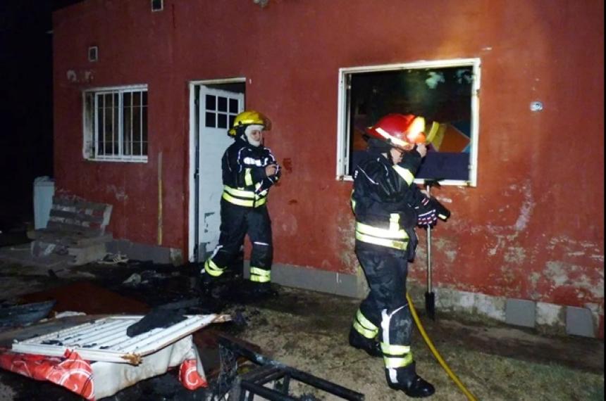 Un incendio destruyoacute una vivienda en Hilario Lagos
