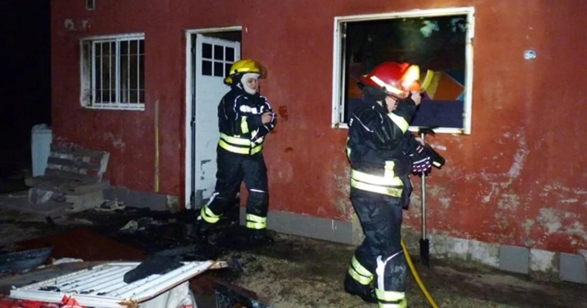 Un incendio destruyoacute una vivienda en Hilario Lagos