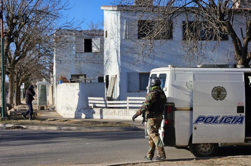Un policiacutea cayoacute de un primer piso durante un allanamiento en Pico