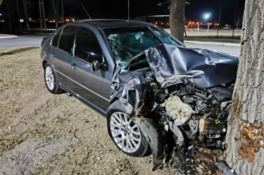 Un menor corriacutea una picada y chocoacute el auto contra un aacuterbol