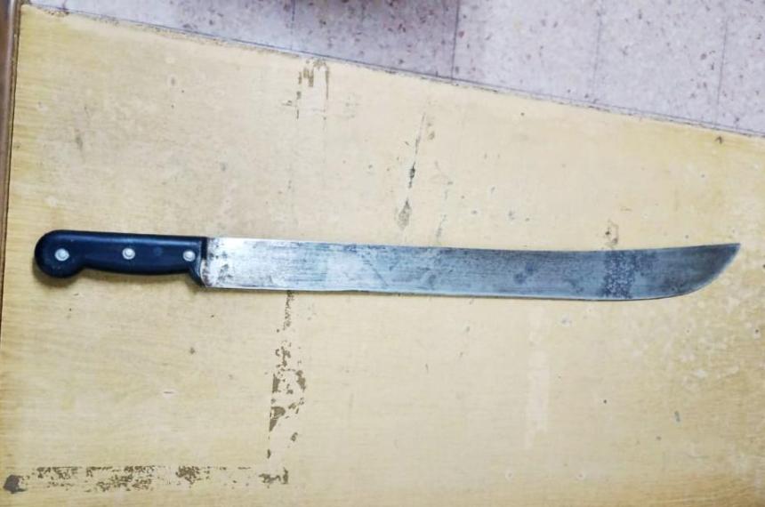 Amenazoacute con un machete a la policiacutea y su hermana intentoacute defenderlo con barra de hierro