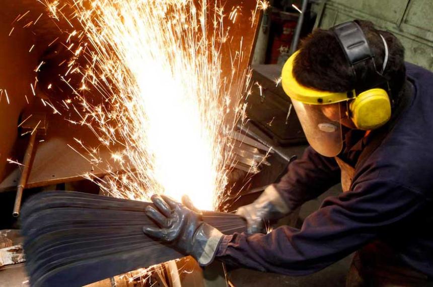 Estiman que podriacutean perderse 60000 empleos este antildeo en la industria