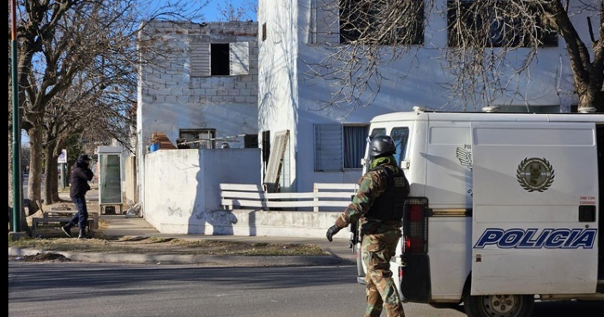 Un policiacutea cayoacute de un primer piso durante un allanamiento en Pico