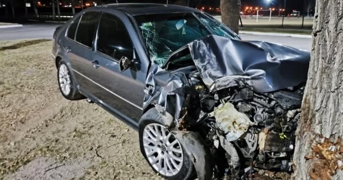 Un menor corriacutea una picada y chocoacute el auto contra un aacuterbol