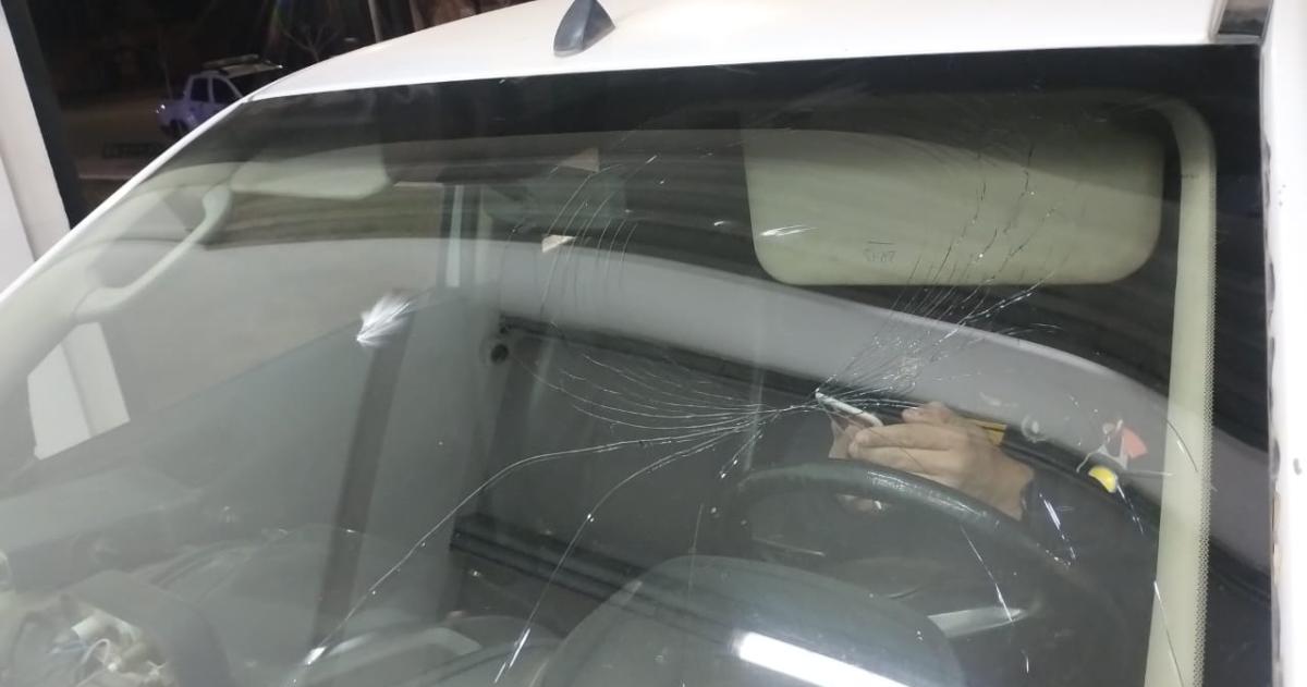 Golpeoacute a su pareja y despueacutes rompioacute un patrullero