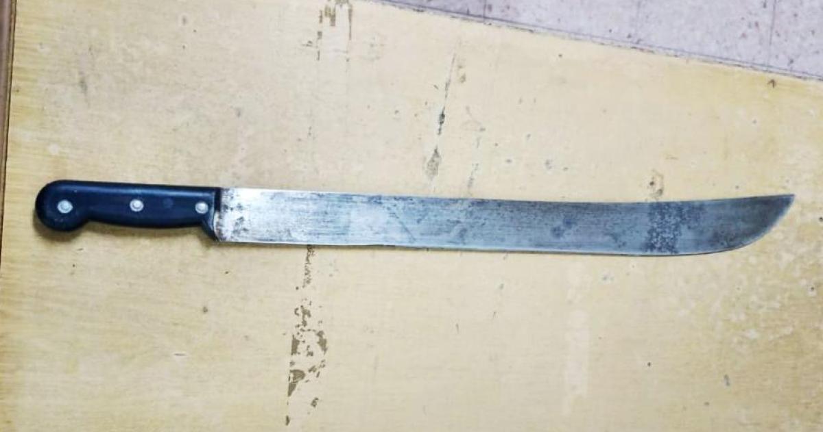 Amenazoacute con un machete a la policiacutea y su hermana intentoacute defenderlo con barra de hierro