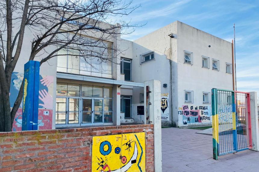 Dos colegios santarrosentildeos sin calefaccioacuten en sus gimnasios obligan a clases al aire libre