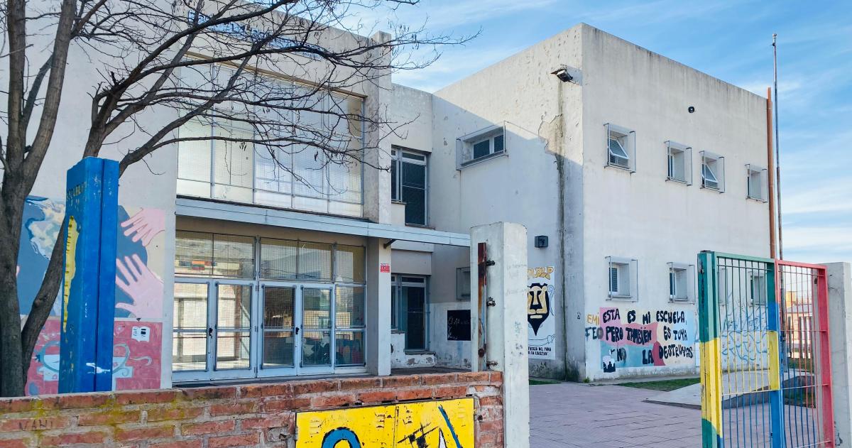 Dos colegios santarrosentildeos sin calefaccioacuten en sus gimnasios obligan a clases al aire libre