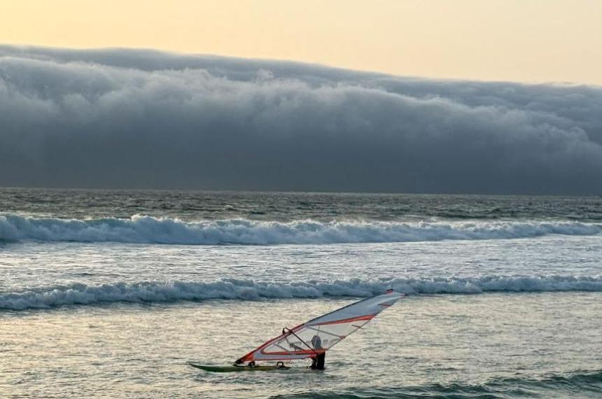 Curiosidad atmosfeacuterica- un tsunami de nubes sorprendioacute a bantildeistas en Portugal