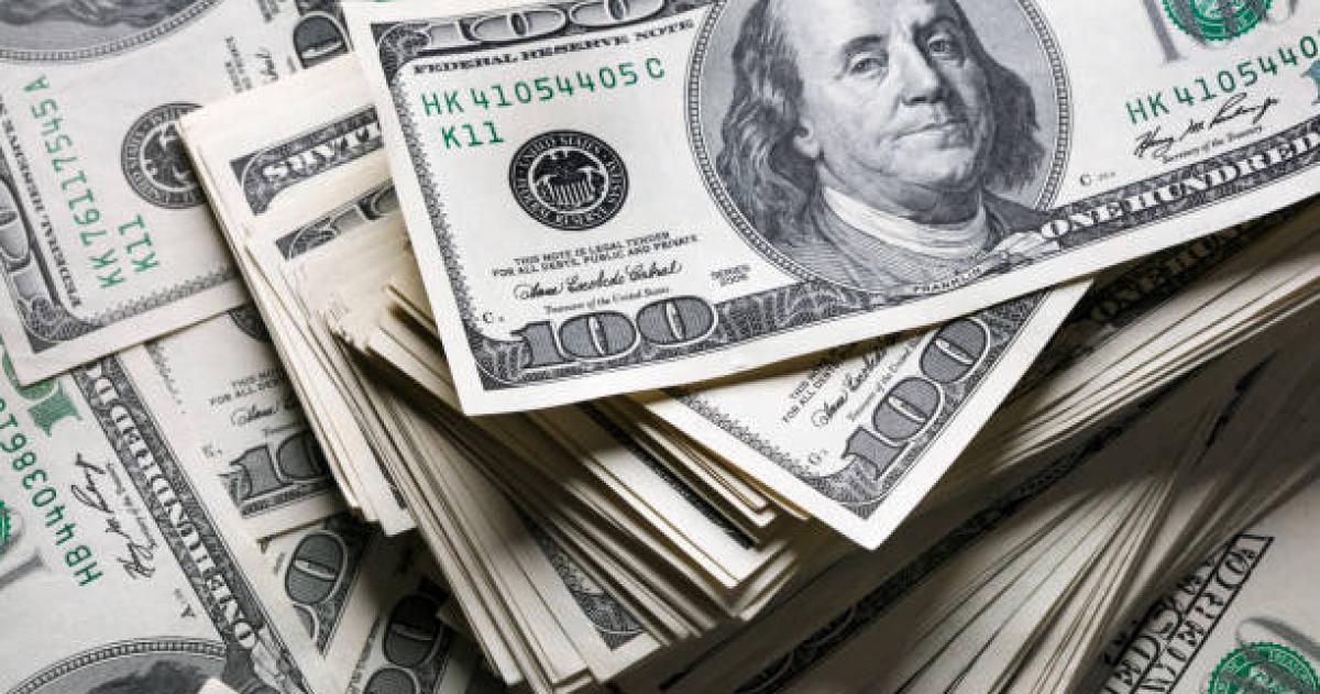 El doacutelar subioacute 4-en-porciento- en una semana y barrioacute con la rentabilidad de las tasas en pesos