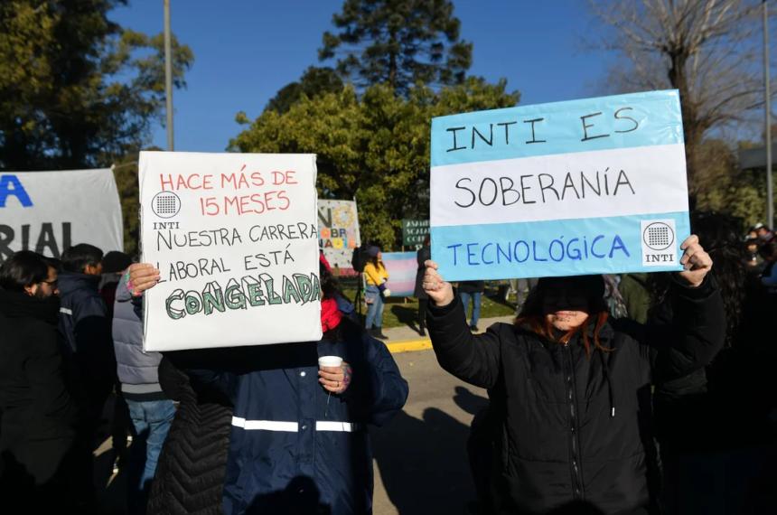 Trabajadores del INTI se movilizan en contra del decreto que los desguaza