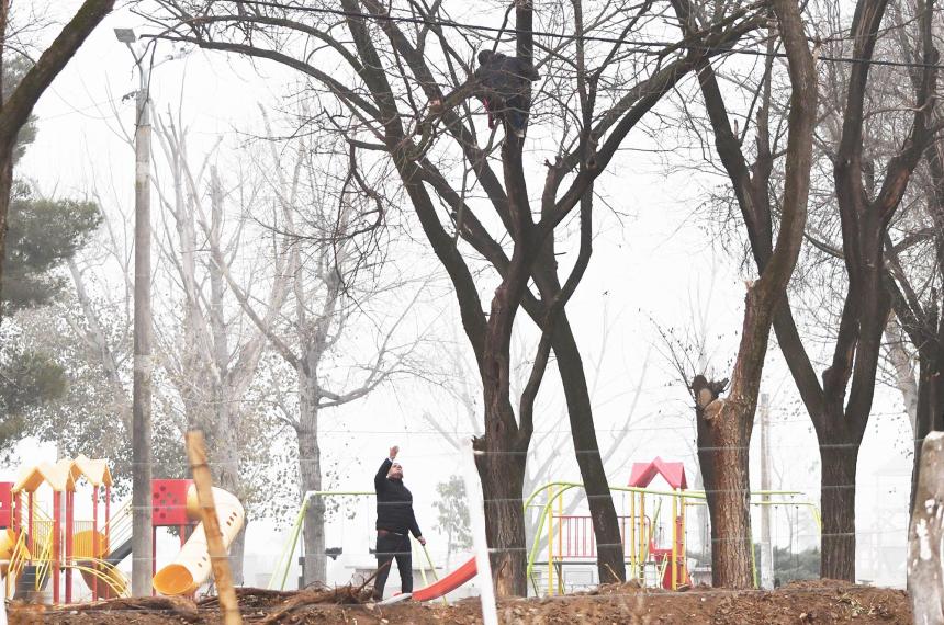 Tensioacuten en el Parque Don Tomaacutes- un hombre amenaza con arrojarse al vaciacuteo