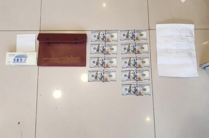 Encontroacute 900 doacutelares y casi dos millones de pesos en un cajero y avisoacute a la policiacutea