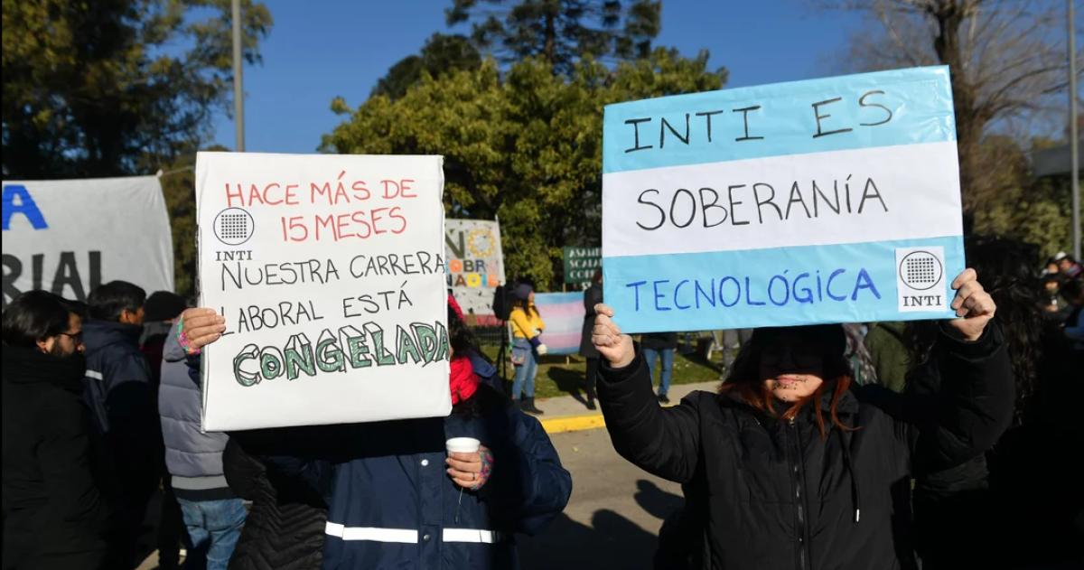 Trabajadores del INTI se movilizan en contra del decreto que los desguaza