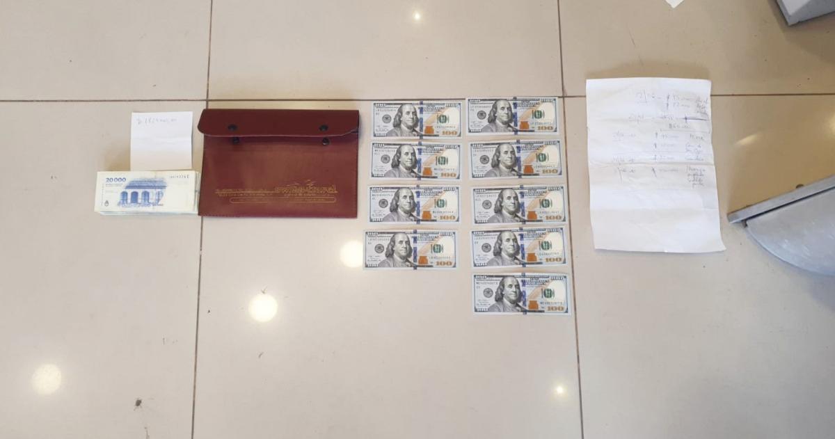 Encontroacute 900 doacutelares y casi dos millones de pesos en un cajero y avisoacute a la policiacutea