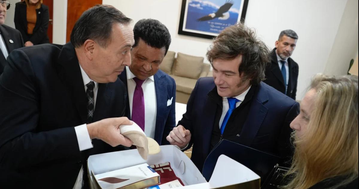 El delirio del pastor amigo de Milei- dice que 100 mil pesos se le transformaron en 100 mil doacutelares