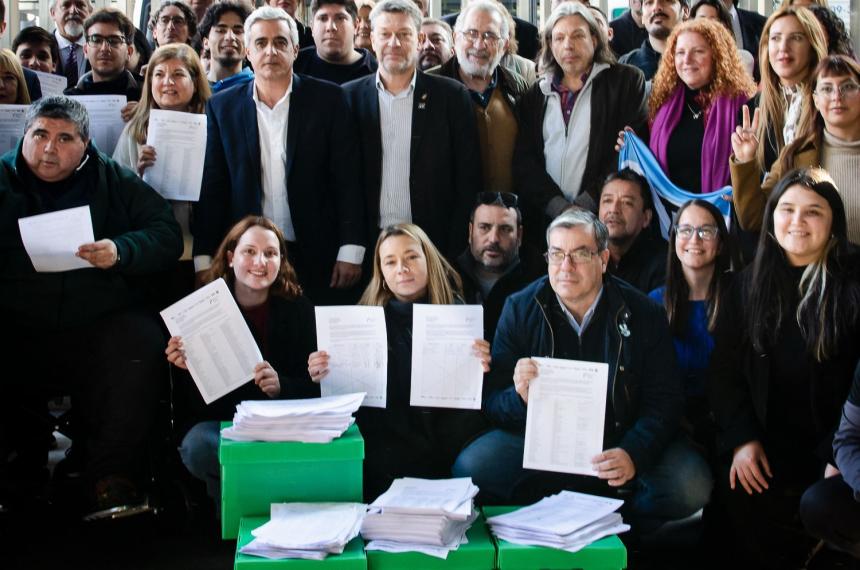 Presentaron un milloacuten de firmas en defensa de la universidad puacuteblica