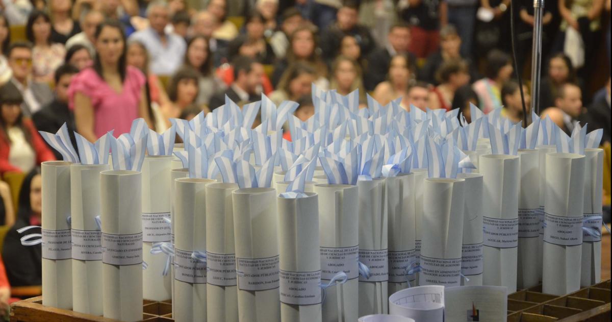 Se hace colacioacuten de grados en la UNLPam