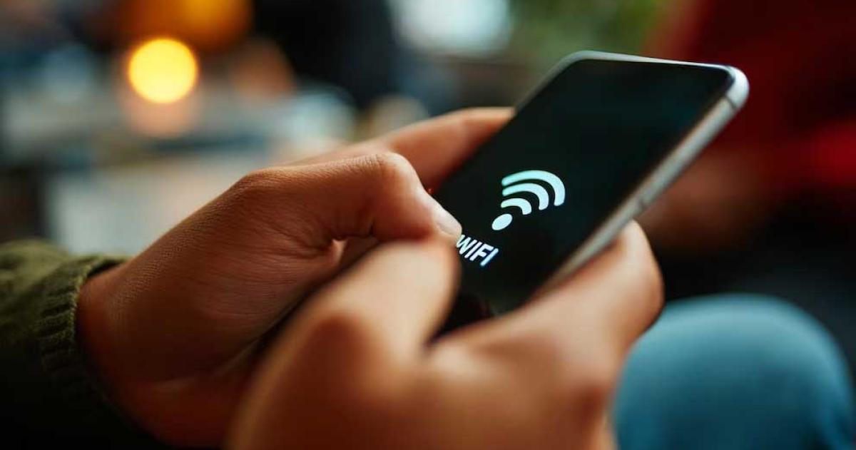 Lo que nunca debeacutes hacer en el celular cuando estaacutes en una red Wifi puacuteblica