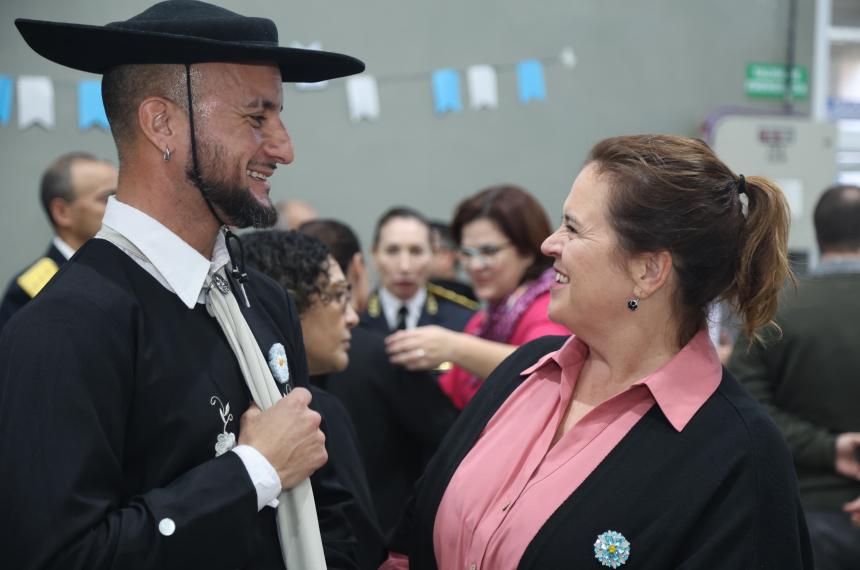 Fernanda Alonso encabezoacute el acto por la independencia en General Pico