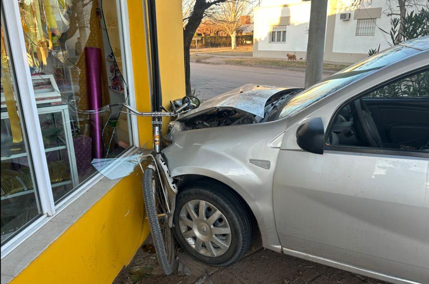 Impactante choque en Villa Parque- un auto terminoacute incrustado en un negocio