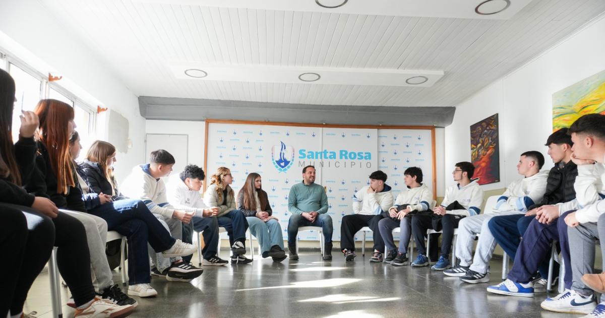 Di Naacutepoli  muestra su gestioacuten a joacutevenes del interior provincial