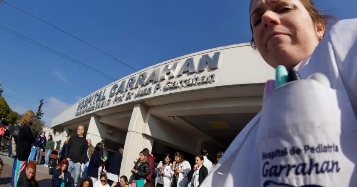 Abrazo simboacutelico al Hospital Garrahan en medio de un nuevo paro de profesionales de la salud