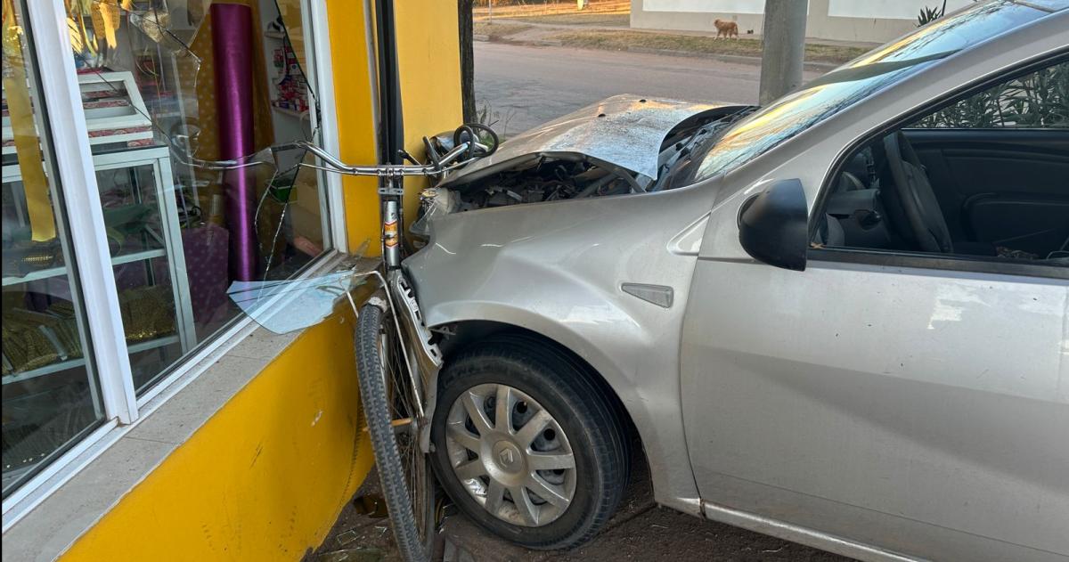 Impactante choque en Villa Parque- un auto terminoacute incrustado en un negocio
