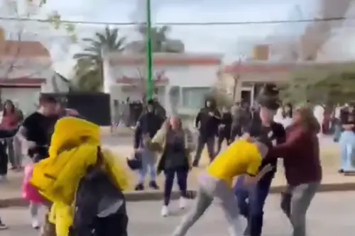 Estudiantes secundarios de Pico se pelearon en plena avenida