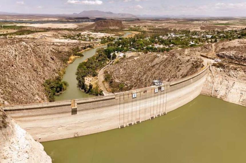 El agua de las represas desplazoacute el eje de rotacioacuten de la Tierra