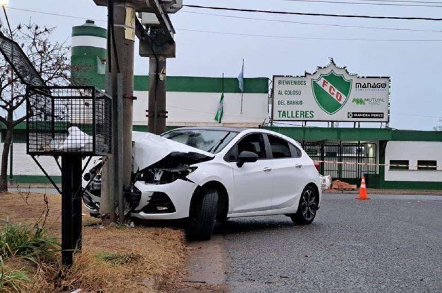Un auto embistioacute una columna de alumbrado en barrio Talleres