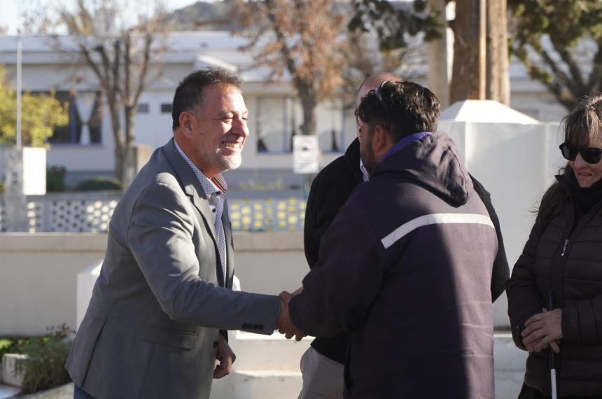 Fernaacutendez niega preferencias entre municipios- Miran una foto pero no la peliacutecula