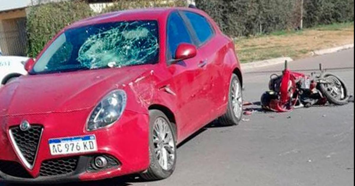 Una motociclista herida tras impactar contra el parabrisas de un auto
