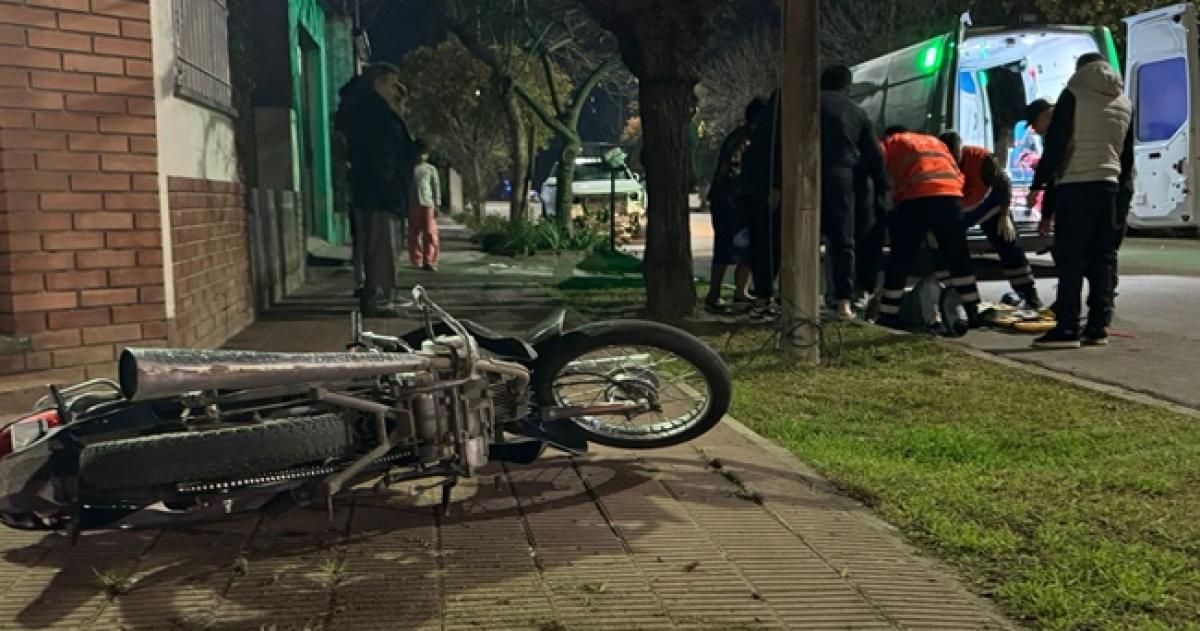 Una motociclista hospitalizada tras impactar contra un taxi a alta velocidad