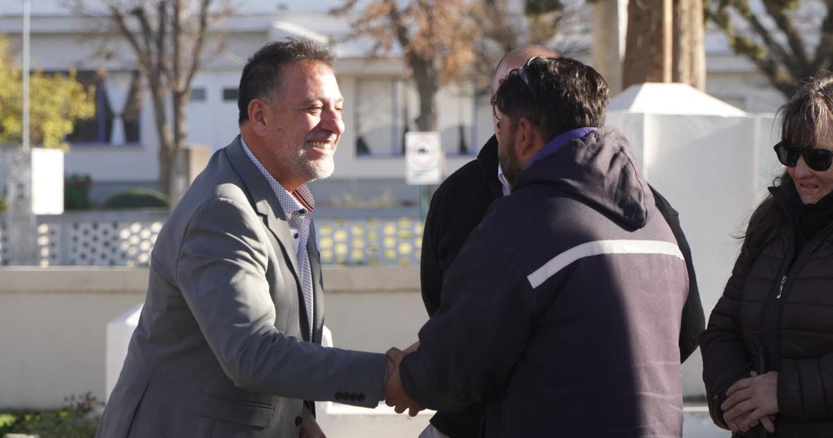 Fernaacutendez niega preferencias entre municipios- Miran una foto pero no la peliacutecula