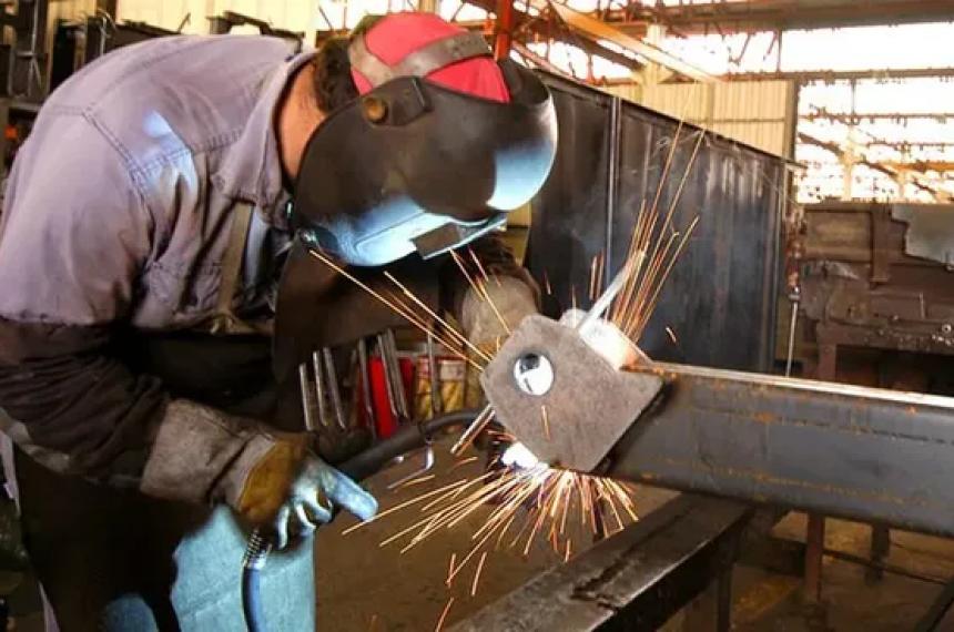 Industria en crisis- el costo de la produccioacuten se disparoacute un 25-en-porciento- en doacutelares