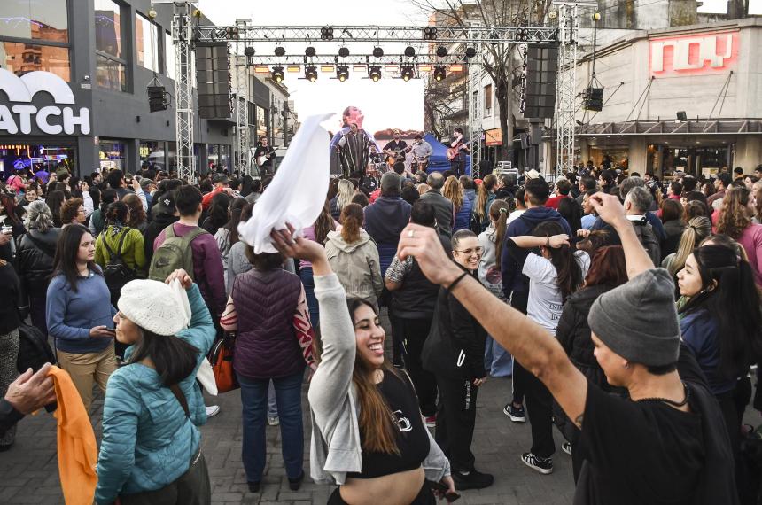 Di Naacutepoli inauguroacute oficialmente la semipeatonal en Santa Rosa