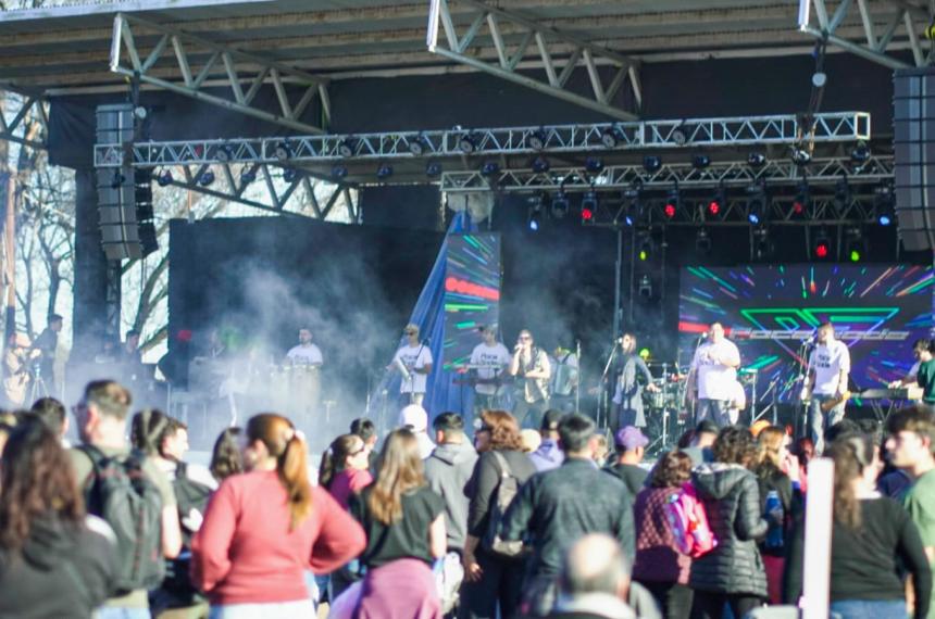 Una multitud disfrutoacute del primer Festival FUA en Toay